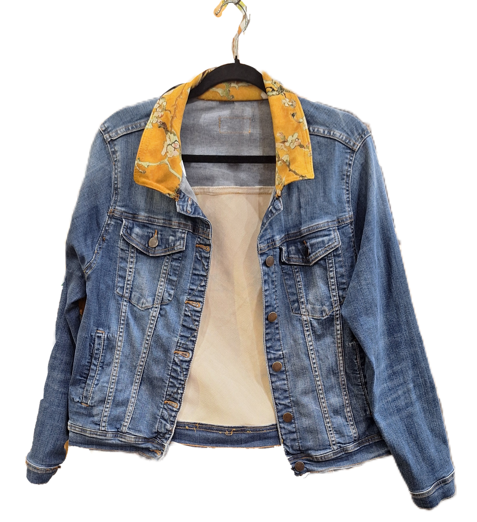 Veste en jean Métamorph&Oz vue de face, col fleuri jaune